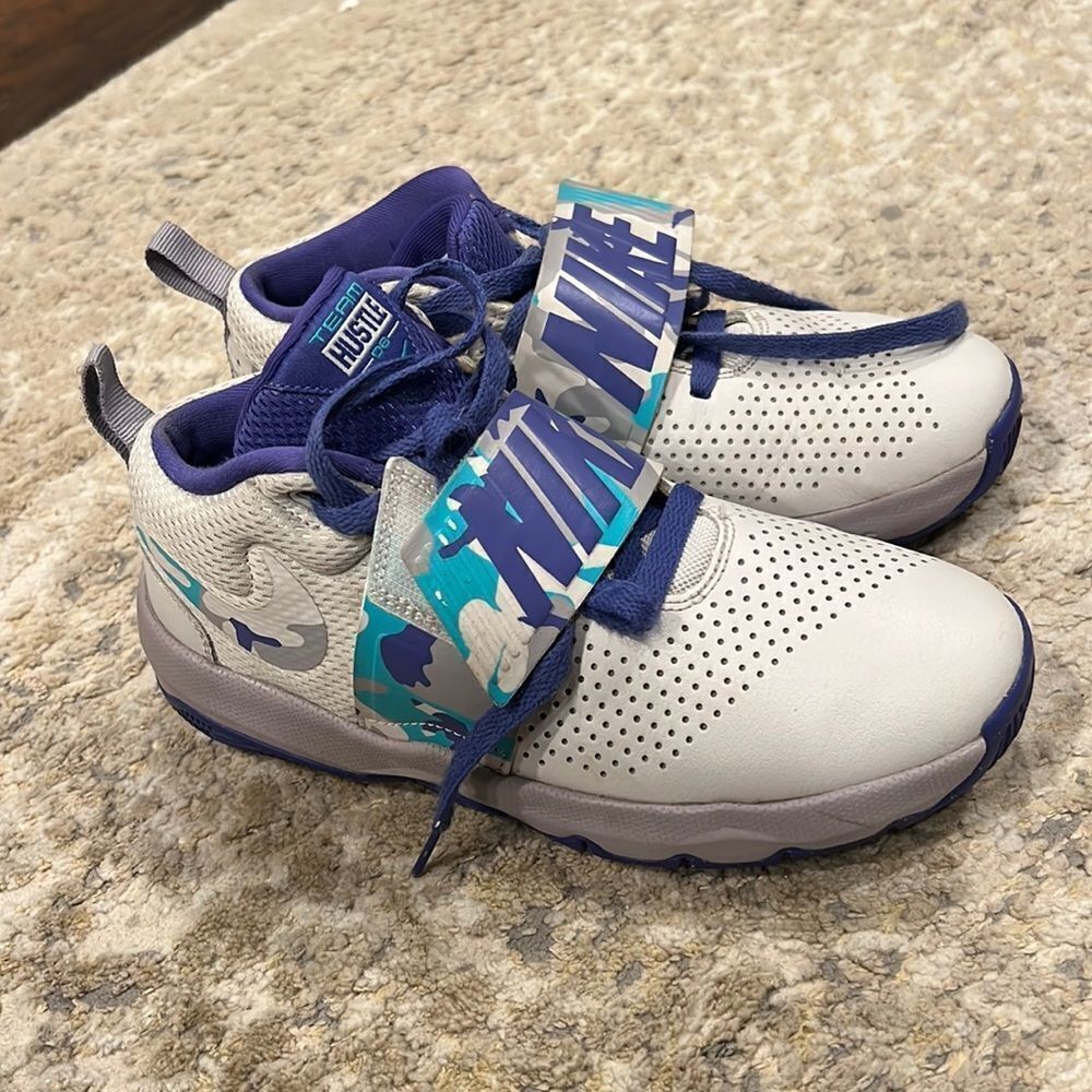 NIKE TEAM HUSTLE D8 BASKETBALL SHOES SIZE 5 Youth 6.5 women’s EUC purple grey